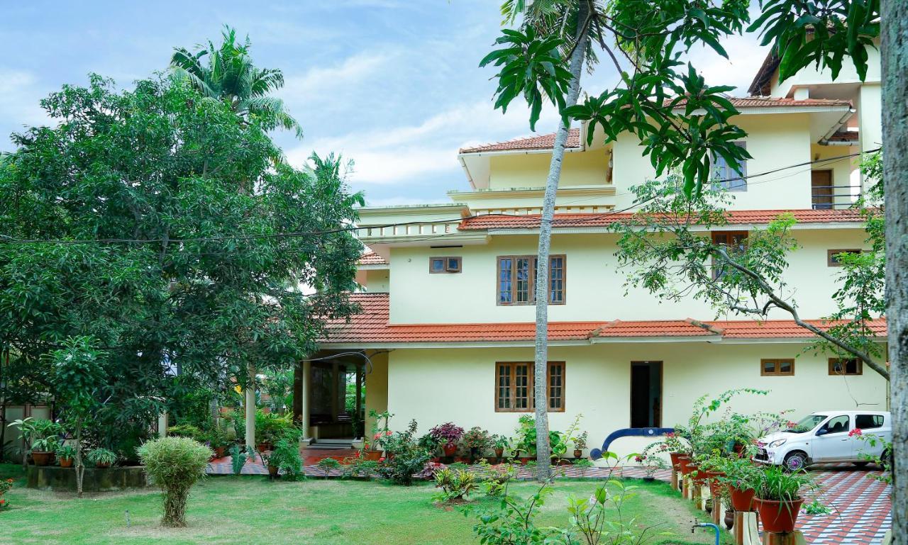 La Exotica Hotel Varkala Esterno foto